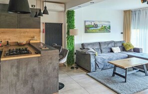 TV - Home with pool and jacuzzi in peaceful greenery near Sveti Ivan Zelina. (Radoišće)