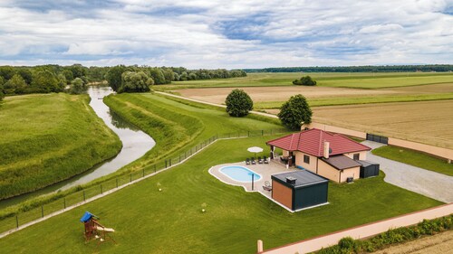 Flussufer-Rückzugsort mit Pool, Sommerküche, Spielplatz und ruhigem Blick auf die Drava.
