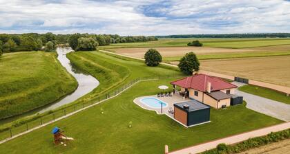 Flussufer-RĂŒckzugsort mit Pool, SommerkĂŒche, Spielplatz und ruhigem Blick auf die Drava.