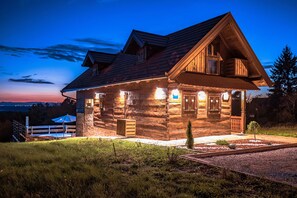 Exterior - Modern wooden home with pool and spacious yard near the Kupa River. (Pisarovina)
