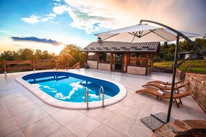 Pool - Modern wooden home with pool and spacious yard near the Kupa River. (Pisarovina)