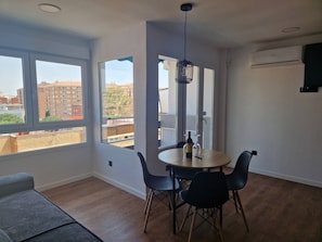 Appartement, 3 chambres, fumeurs, balcon | Restauration