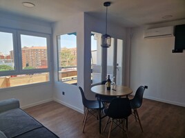 Apartamento, 3 habitaciones, fumadores, balcón | Restauración
