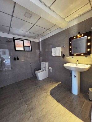 Kostenlose Toilettenartikel, Handtücher, Seife, Shampoo