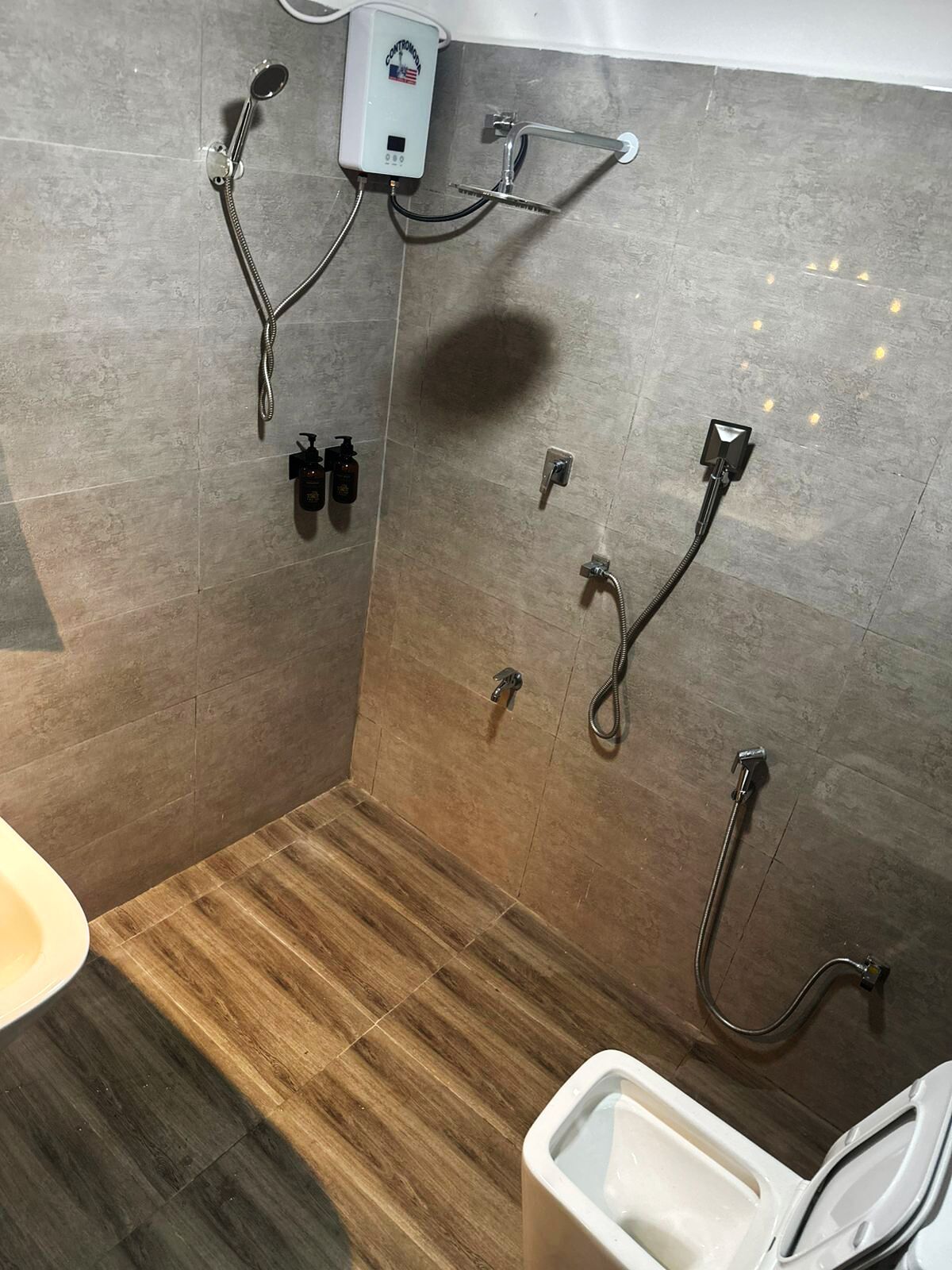 Chambre Double Deluxe | Salle de bain | Articles de toilette gratuits, serviettes fournies, savon, shampoing