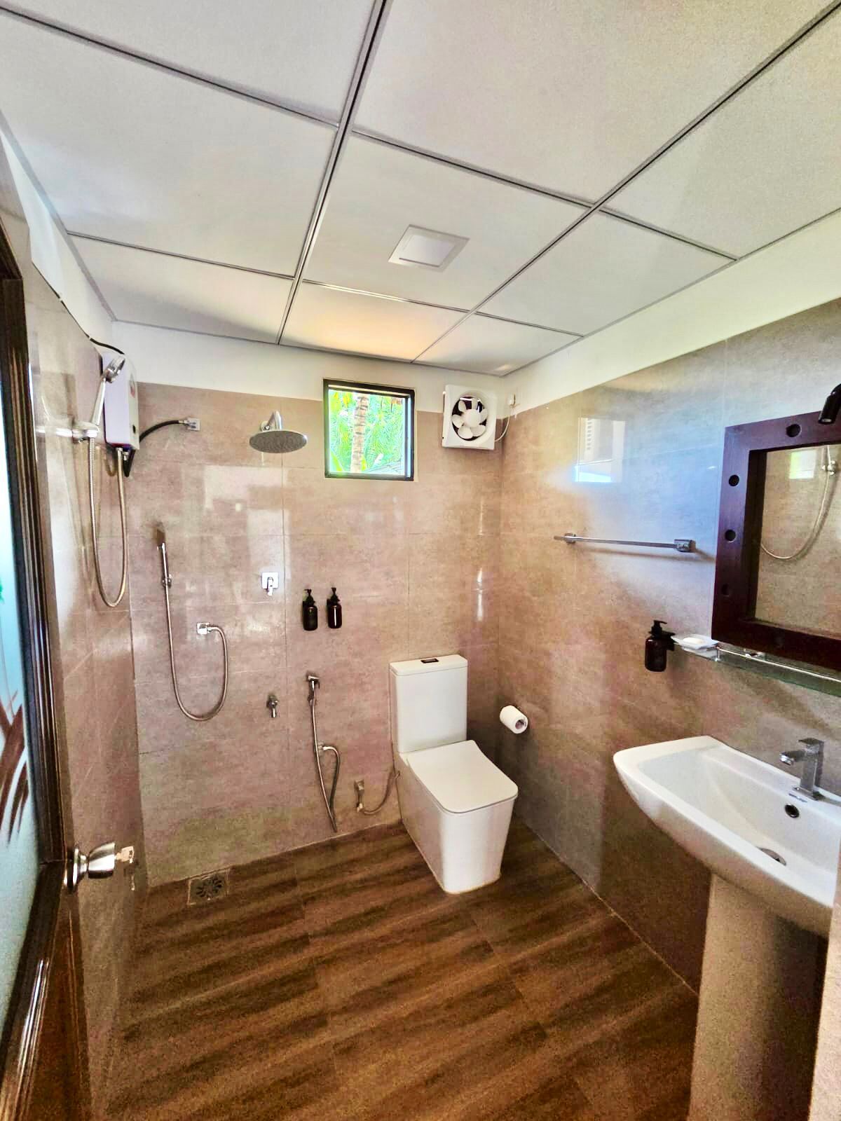 Deluxe Double Room | Bathroom | Free toiletries, towels, soap, shampoo