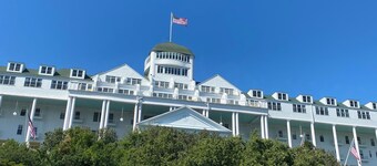 Cheboygan Michigan Escape – River Views & Adventure Nearby.