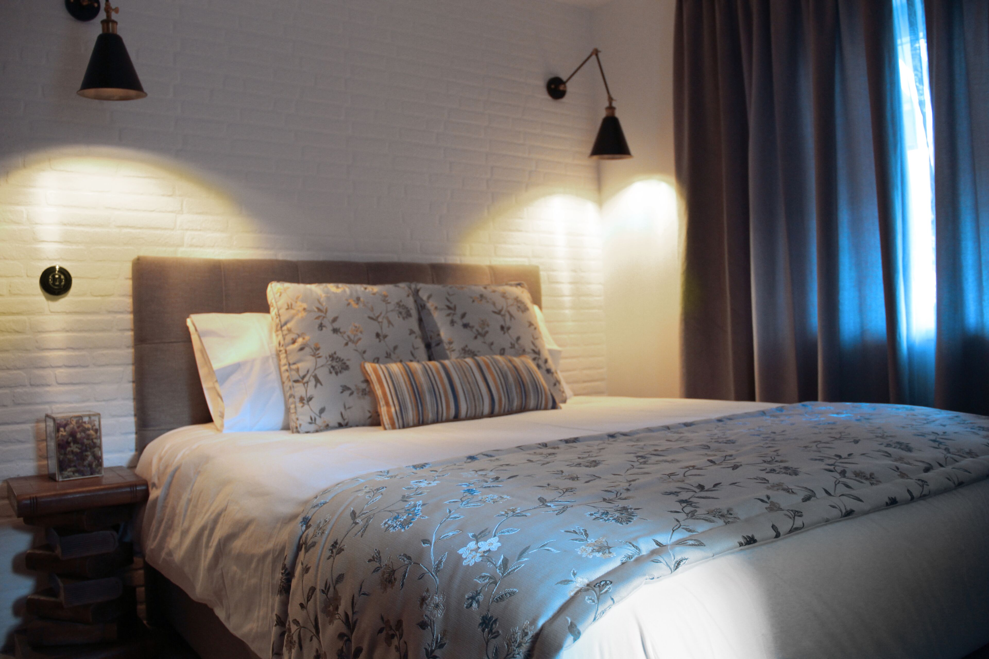 1 bedroom, travel crib, bed sheets