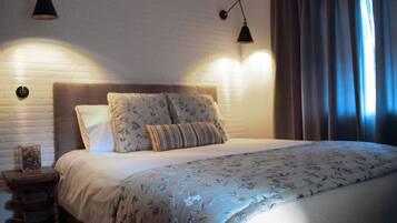 1 bedroom, travel crib, bed sheets