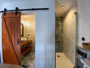 Hair dryer, towels - Storytellers - Checkinhome- T0 (São Pedro)