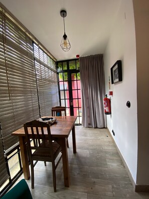 Dining - Storytellers - Checkinhome- T0 (São Pedro)