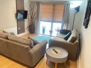 TV - Central 1BR Flat for up to 4 - Lift Access (Epsom)
