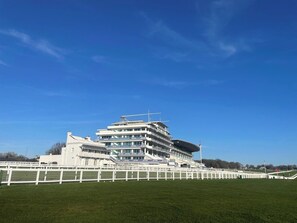 Exterior - Central 1BR Flat for up to 3 - Lift Access (Epsom)