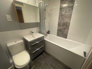 Bathroom - Central 1BR Flat for up to 3 - Lift Access (Epsom)