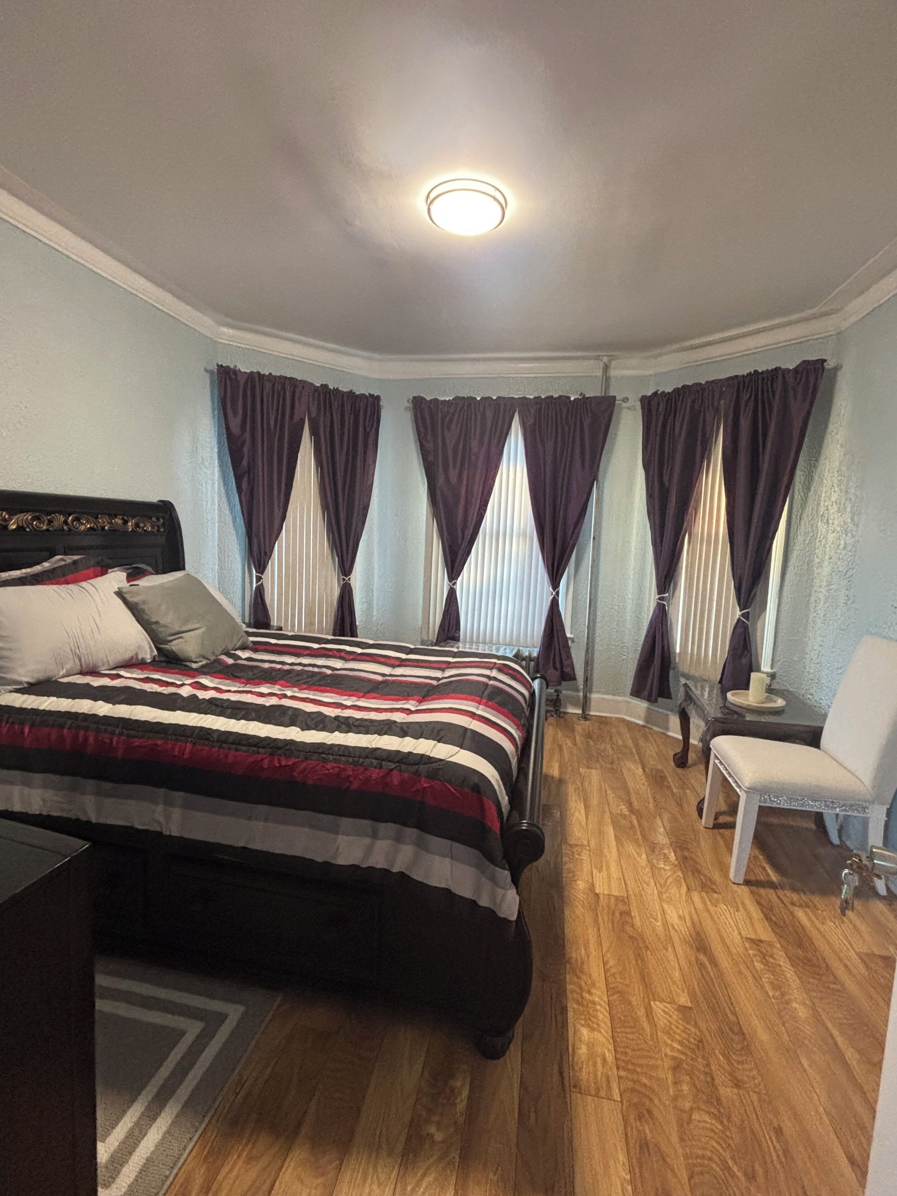 3 bedrooms, desk, iron/ironing board, travel crib