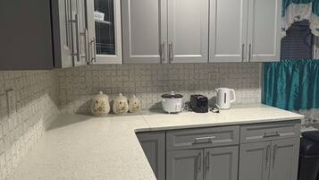 Coffee/tea maker, fridge, microwave, oven