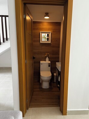Regadera, toallas, jabón, papel de baño 