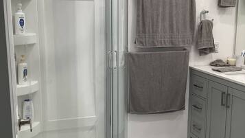Room, 2 Bedrooms, Patio | Bathroom