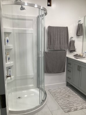 Zimmer, 2 Schlafzimmer, Terrasse | Badezimmer