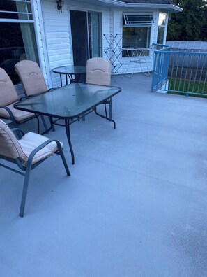 Zimmer, 2 Schlafzimmer, Terrasse | Speisen im Freien