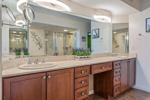Shower, jetted bath, hair dryer, towels - Beachin' Escape | Destin West Lazy River | Huge Balcony | Bay Views | Sleeps 10 (Fort Walton Beach)