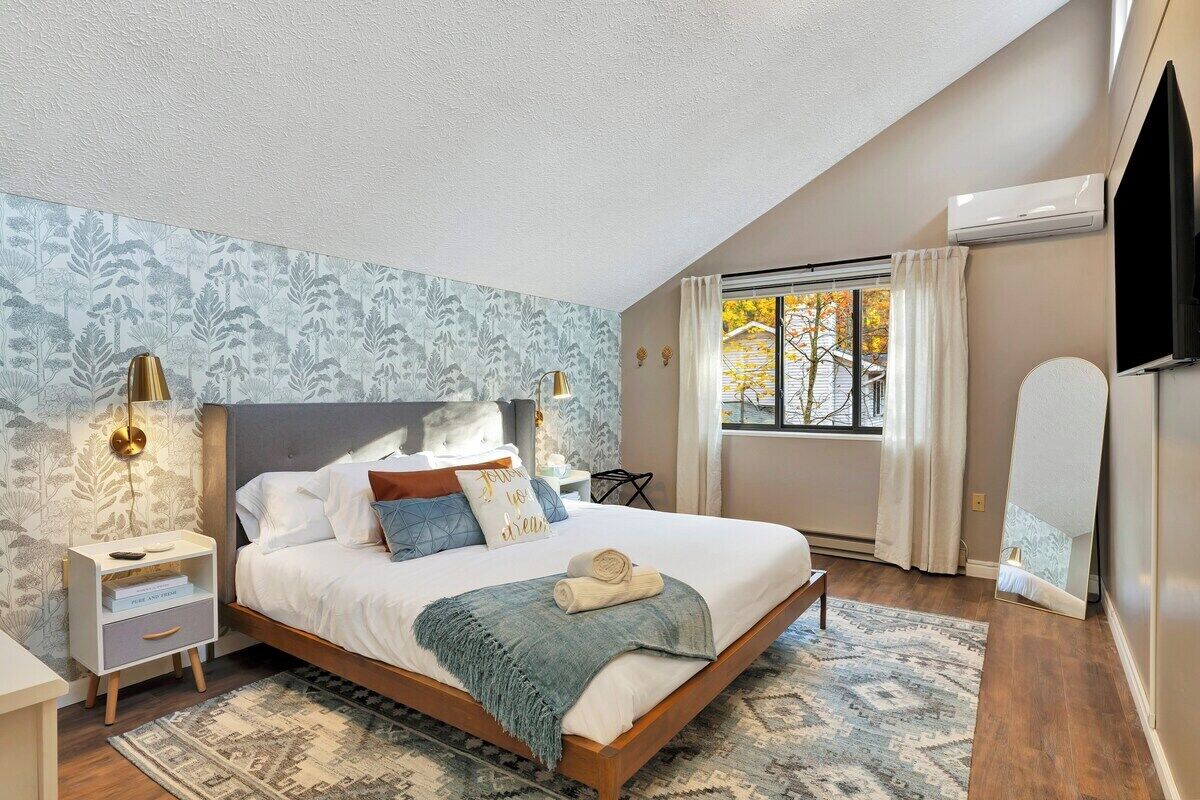 5 bedrooms, iron/ironing board, WiFi, bed sheets