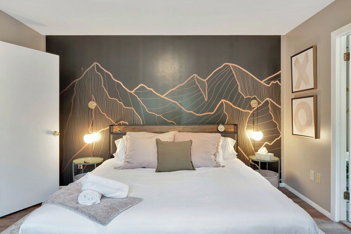 5 bedrooms, iron/ironing board, WiFi, bed sheets