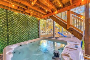 Outdoor spa tub - Poconos Play Park Resort - Hot Tub, Bowling, Games (East Stroudsburg)