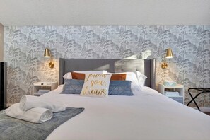 Room - Poconos Play Park Resort - Hot Tub, Bowling, Games (East Stroudsburg)