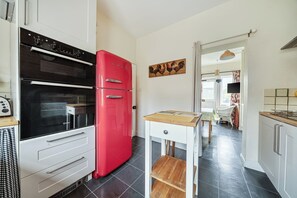 Frigorífico, microondas, horno y lavavajillas