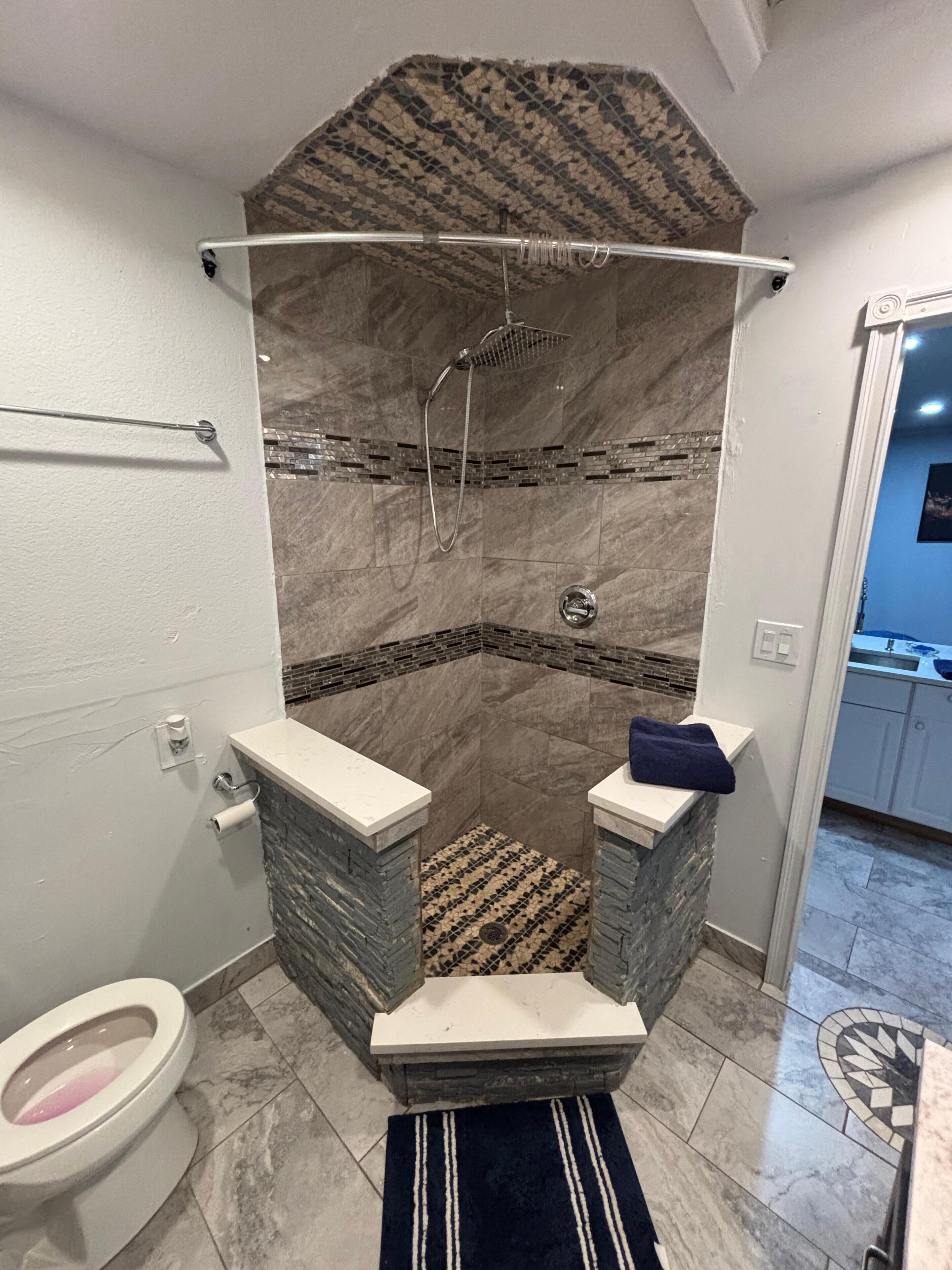 Chuveiro, secador de cabelo, toalhas de banho 