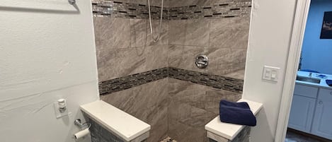 Dusche, Haartrockner, Handtücher