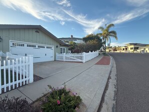 Property grounds - Superb 1-bedroom Guest Suite in sunny La Jolla just perfect for a getaway trip! (San Diego)
