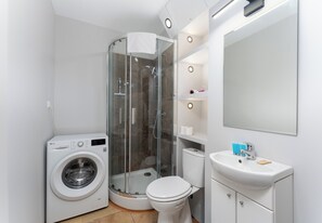 Shower, hair dryer, towels - Odrzańska Harmony Apartment (Kraków)