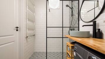 Shower, hair dryer, towels