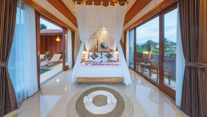 A spacious bedroom with a large bed, a balcony, and a view of the outdoors. - Casa Fortuna Villa by Mahaputra (Sebatu)