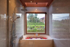 Luxe villa, 1 kingsize bed, privézwembad, uitzicht op de binnenplaats | Badkamer