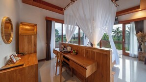 A wooden reception desk with a mirror, a telephone, and a fruit basket. - Casa Fortuna Villa by Mahaputra (Sebatu)