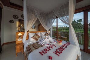 Luxury-Villa, 1 King-Bett, eigener Pool, Blick auf den Innenhof | Schreibtisch, kostenloses WLAN, Bettwäsche