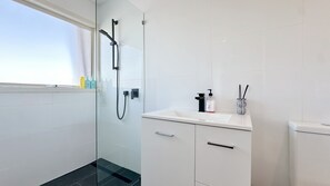 Ducha, artículos de higiene personal ecológicos y secador de pelo