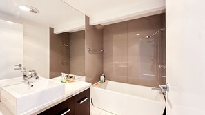 Ducha, artículos de higiene personal ecológicos y secador de pelo