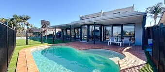 Lakefront/View/Swimming Pool/6B4B/Shopping Nearby