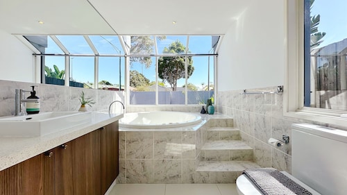 Lakefront/View/Swimming Pool/6B4B/Shopping Nearby
