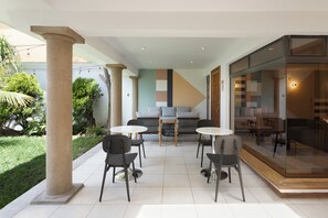 Outdoor dining - Habiita13 Studios (Guatemala City)