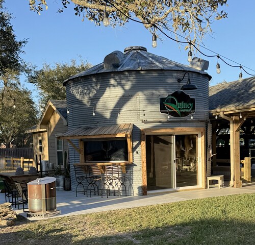 Salty Silo Bed & Breakfast, wine and beer complimentary.  pizza kits avail.