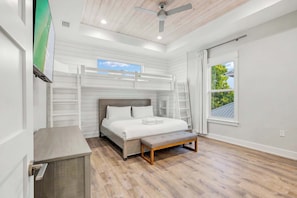 5 Schlafzimmer, Schreibtisch, Bügeleisen/Bügelbrett, Reisekinderbett