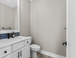 Shower, towels - Viridian Bellevue - Luxury, roof top deck, private boat slip (Muskegon)