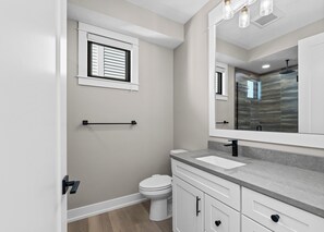 Shower, towels - Viridian Bellevue - Luxury, roof top deck, private boat slip (Muskegon)