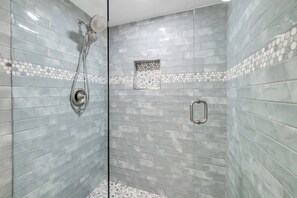 Een douche, een haardroger, handdoeken