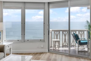 TV - New Listing! Direct Oceanfront 2/2 | Huge Private Balcony | Beachfront Pool | Garage (Ormond Beach)